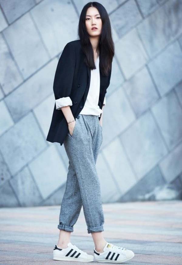 Lee Hye Seung modelo coreana com calca jogging e tenis adidas originals