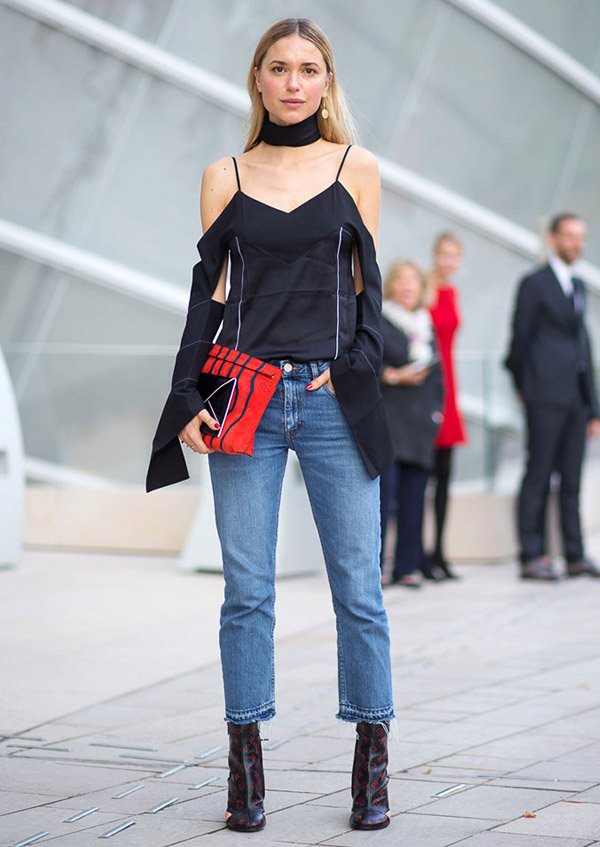 Pernille Teisbaek Paris Street Style Fashion Week Bota Estampada e Calça Jeans Cropped