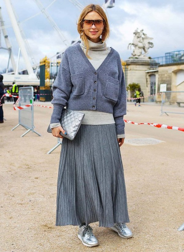 Pernille Teisbaek Paris Fashion Week Street Style Saia plissada com Tênis