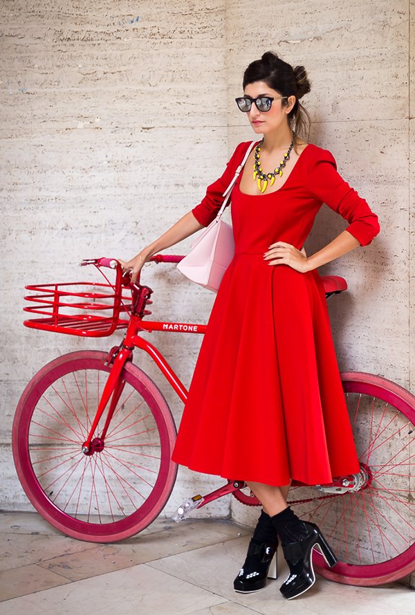 Valentina Siragusa arrasa no street style com seu vestido vermelho