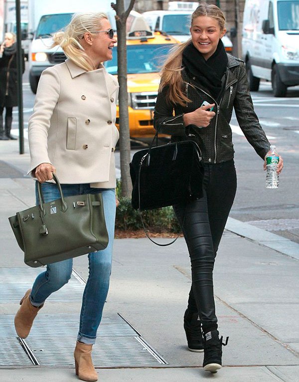 Yolanda Hadid e Gigi juntas em street style