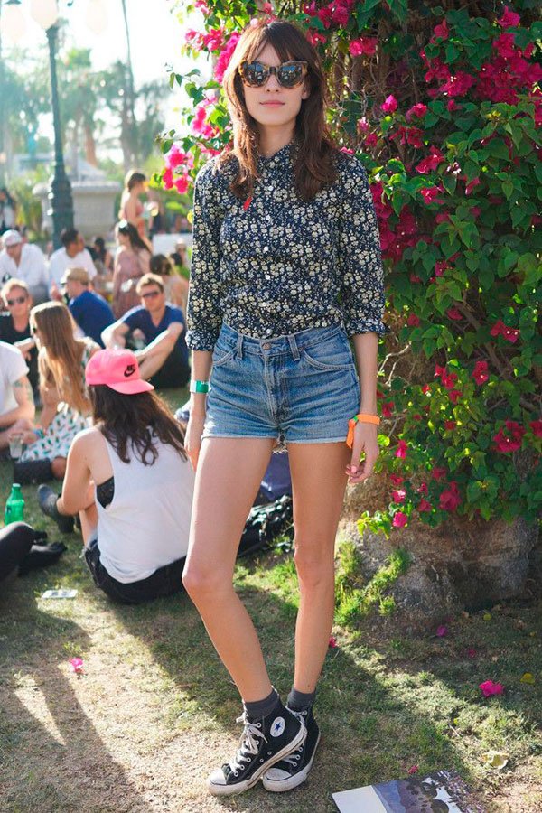 alexa chung shorts jeans camisa floral tenis meias