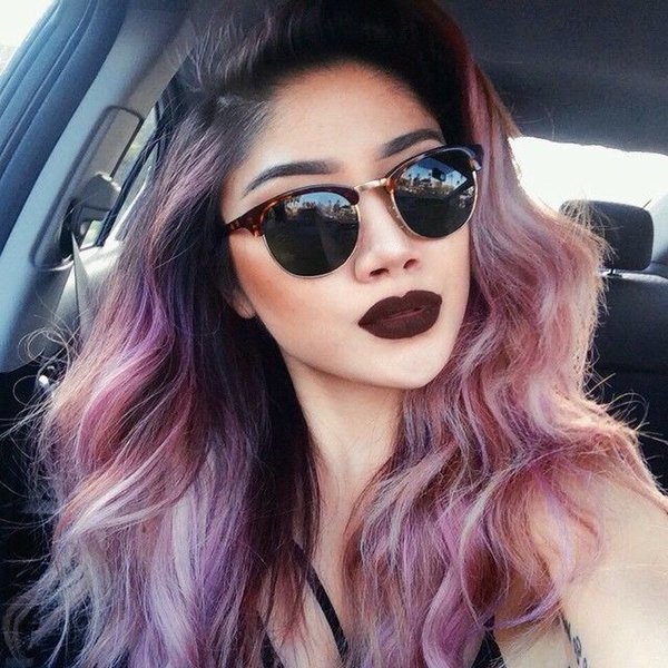 modelo de cabelo colorido com batom escuro