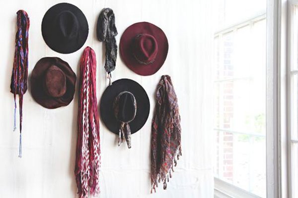 decoracao-casa-fashion-chapeus-parede