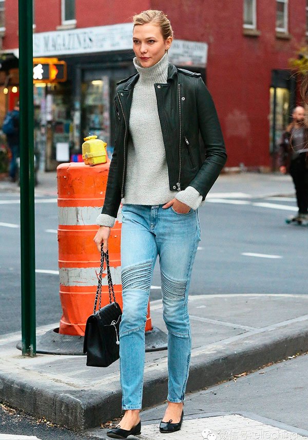 karlie kloss street style calça jeans blusa gola alta jaqueta couro
