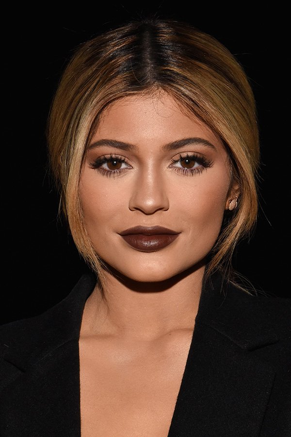 Kylie Jenner arrasa usando batom marrom