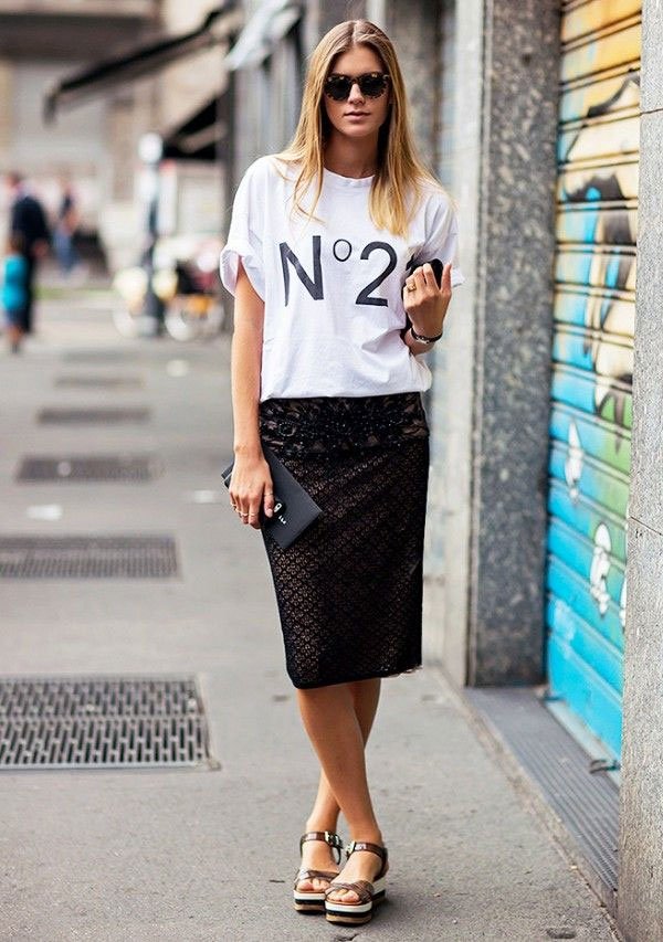 look pencil skirt t-shirt street style