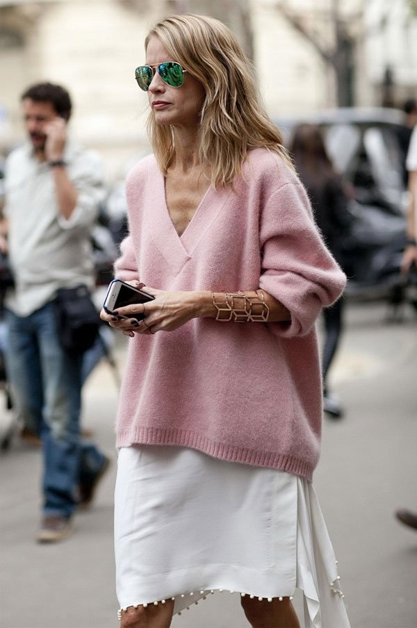 look pink oversized sweater street style