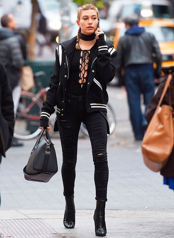 Hailey Baldwin em look street style com bomber jacket e bodysuit