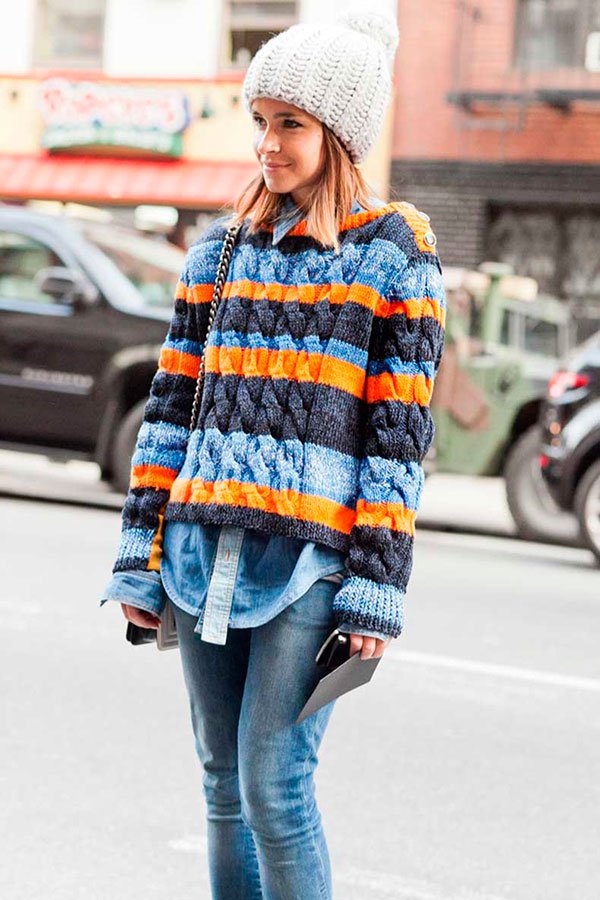 Miroslava Duma usa tricô de listras coloridas no fashion week