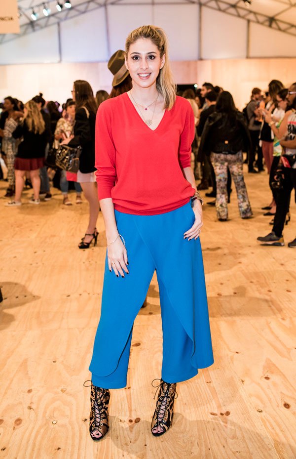 paula merlo editoras brasileiras looksrevista glamour look blusa vermelha calca azul