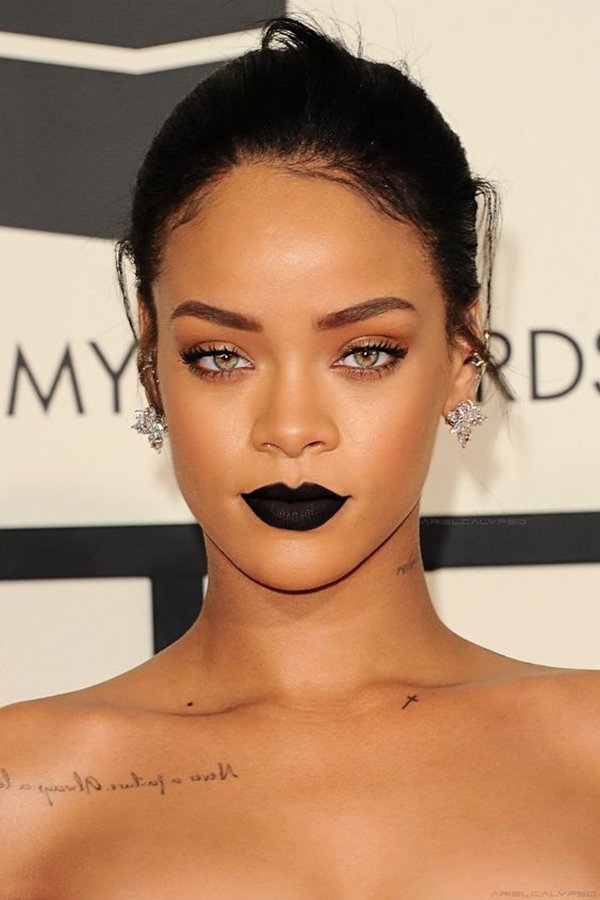 Rihanna usa batom preto e arrasa em premiação