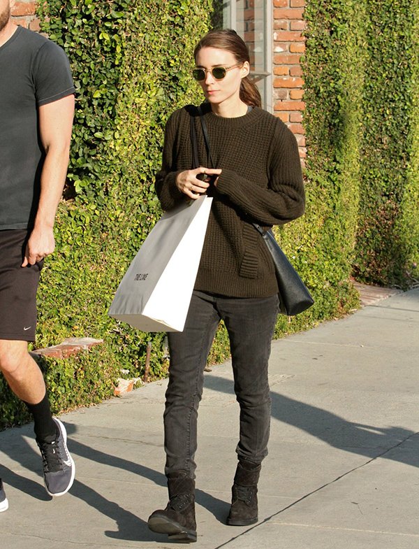 Rooney Mara usa um look incrivel enquanto faz compras em Los Angeles