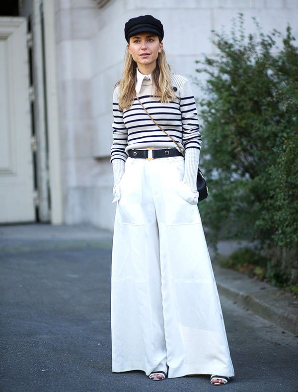 Street Style de Pantalona Branca com Cinto Preto, Cardigan Navy e Boina