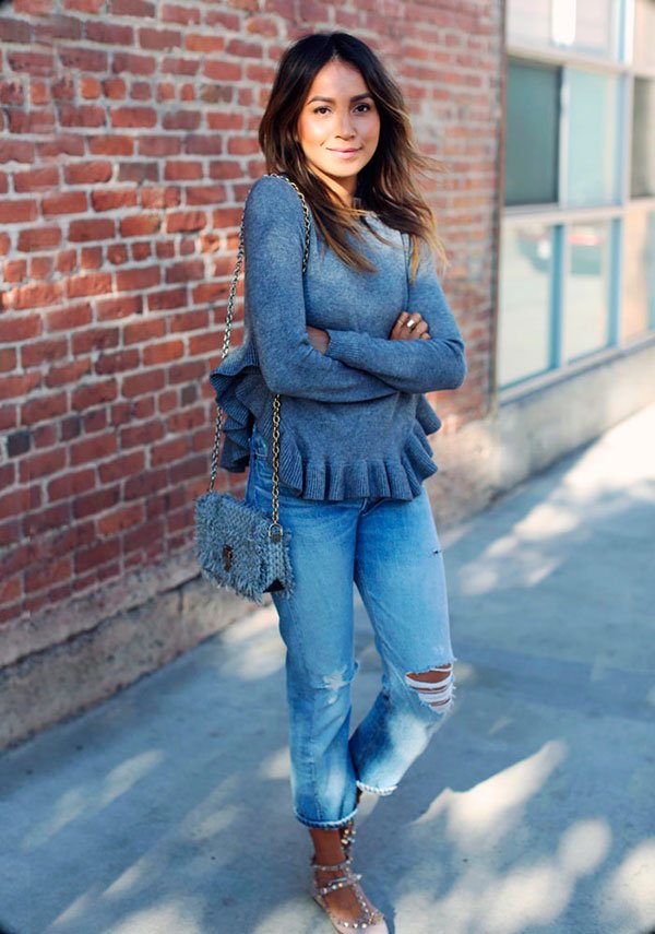 Julie Sarinana em street style look com destroyed jeans