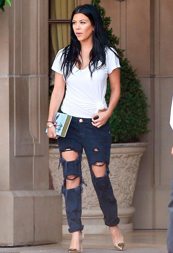 kourtney kardashian destrpyed jeans e t-shirt branca