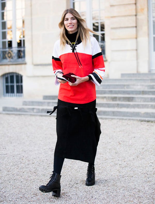 street style fashion week paris como usar saia longa preta com coturno e blusa listras