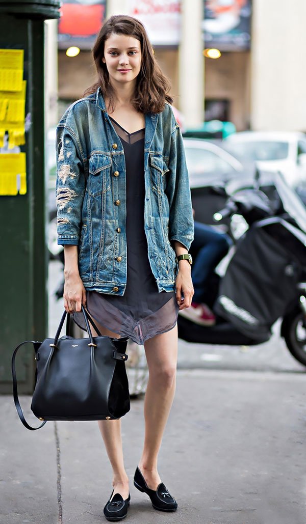 street style vestido jaqueta jeans slipper