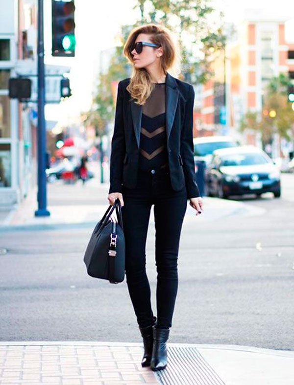 uma-peca-sete-looks-street-style-total-black-blazer-preto-calca-preta-body-transparencia