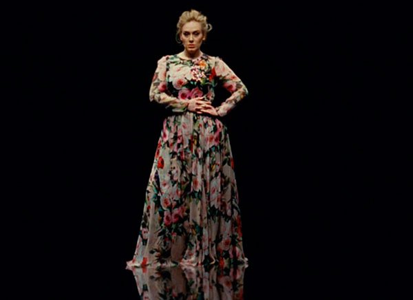 Look do novo clipe de Adele com vestido longo manga longa floral