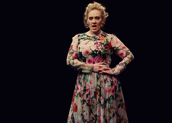 Look do novo clipe de Adele com vestido longo manga longa floral