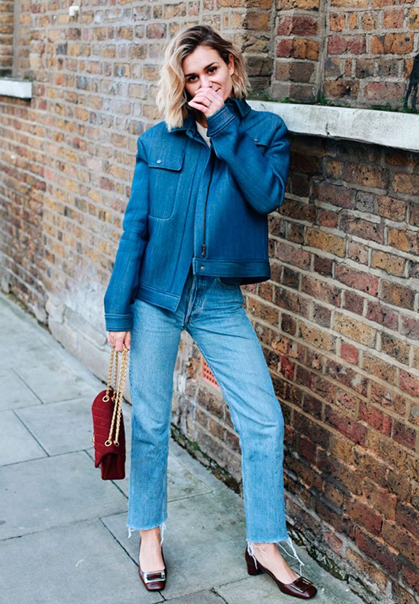 street style de Adenorah usando look todo jeans com jaqueta e calça denim e bolsa colorida burgundy Chanel