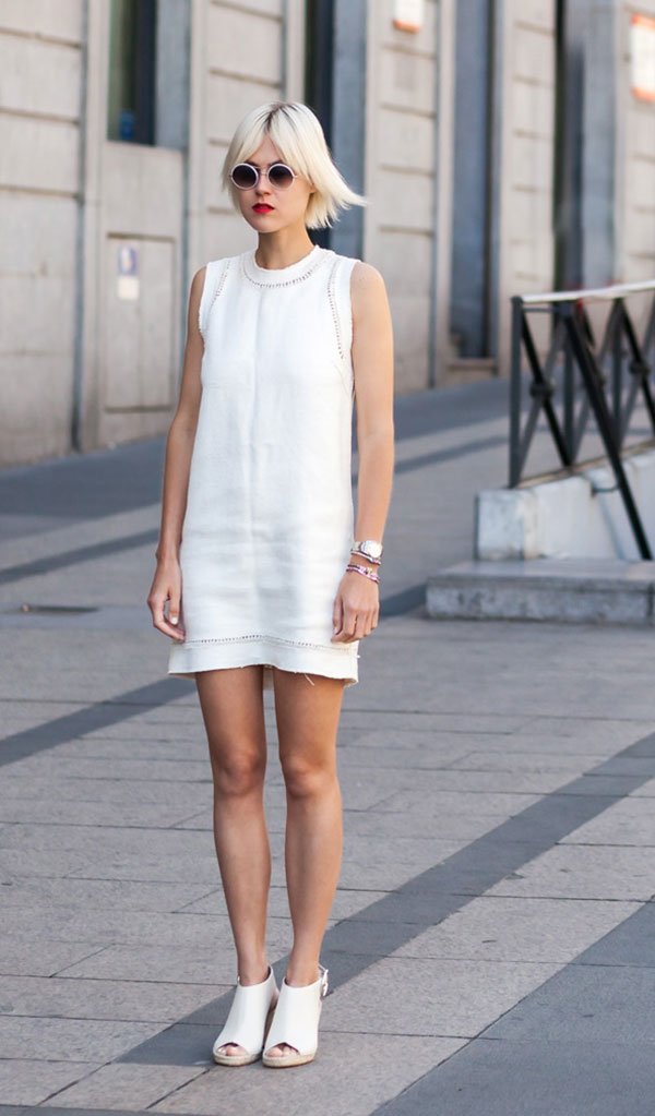 Linda Tol usa look todo branco com vestido e sapato claro em street style look