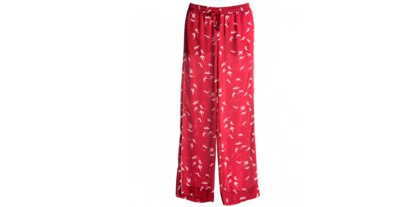 Calça vermelha estilo pijama com estampa de andorinhas