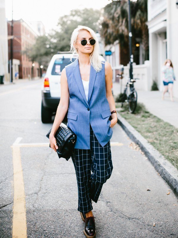blogueira usa colete longo de alfaiataria e óculos redondo