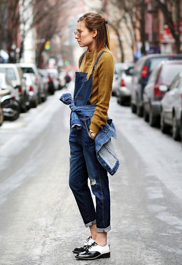 Street style de como usar macacão jeans no frio em look com jaqeuta jeans e blusa manga longa mais sapato boyish