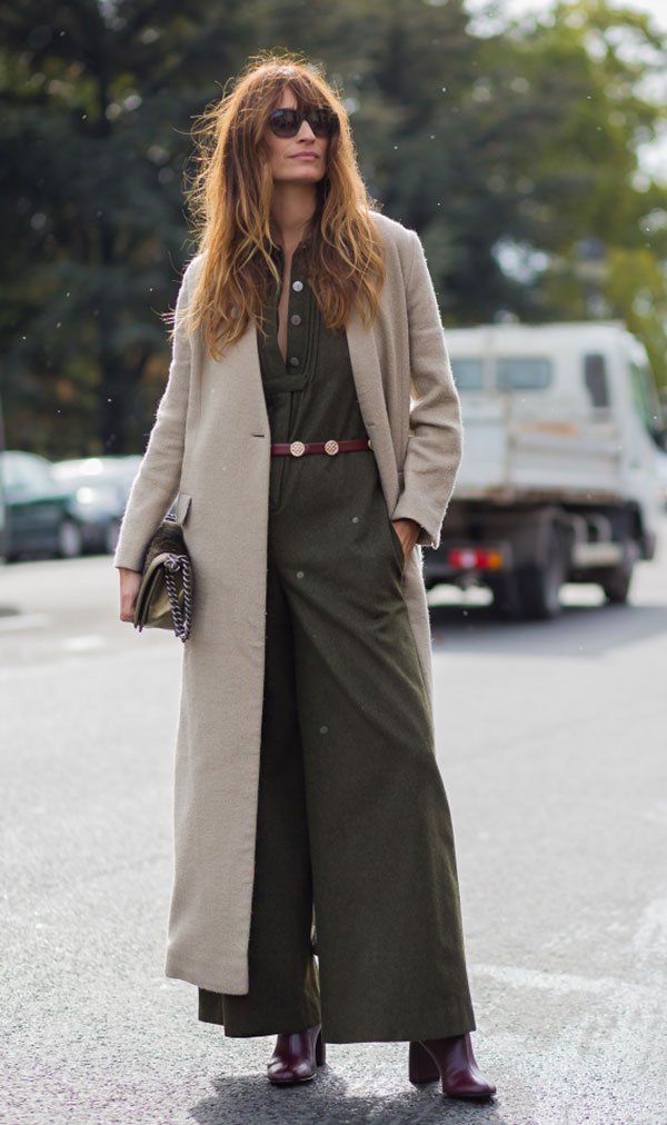 Street style look de como usar macacão verde militar no inverno com maxi casaco longo