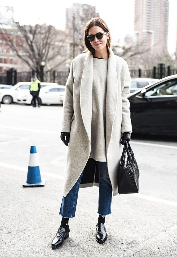 Blogger Gala Gonzalez usa calça flare cropped jeans