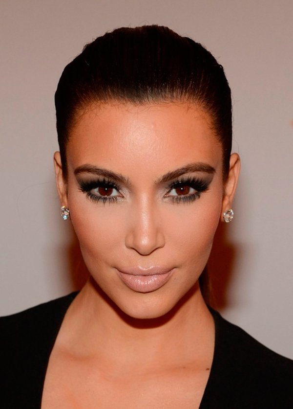 Kim Kardashian exibindo rosto perfeito com olhos esfumados
