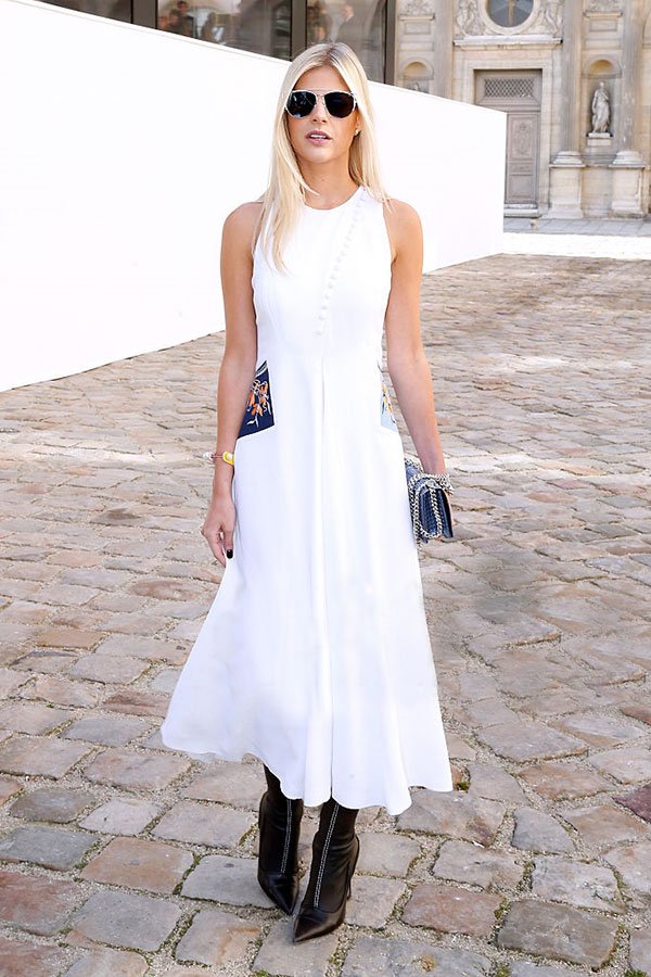 Street style look Lala Rudge vestido branco com bota preta bico fino.
