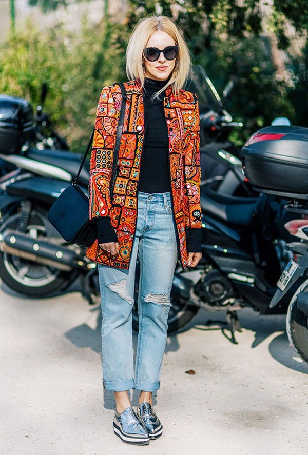Shea Marie aposta em um oxford pra completar seu look com calça jeans