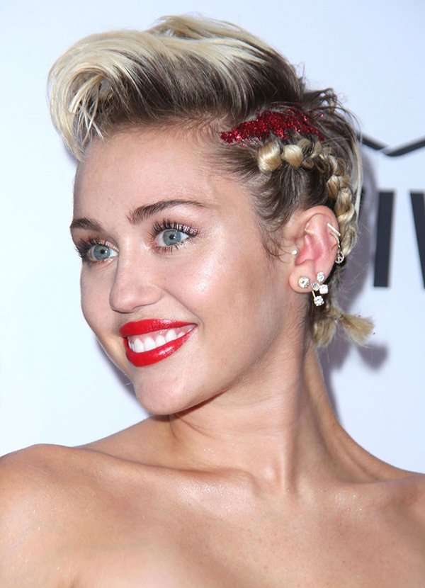 Penteado com trança Miley Cyrus