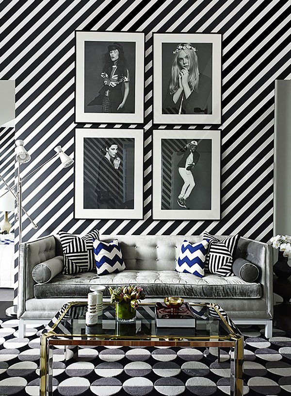 decor sala com listras preto e branco e quadros na parede
