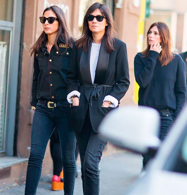 Street style look com calça jeans, blazer preto com amarração na cintura e óculos