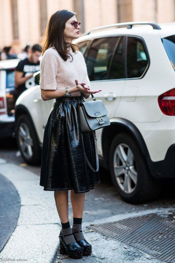 Street style look inverno com saia midi preta e sandália com meia aparente