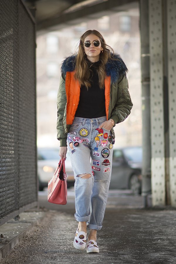 Chiara Ferragni Calça Jeans com patch work andando no frio