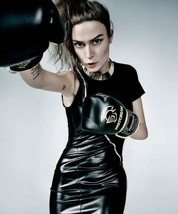 Thaila Ayala em camapnha com vestido preto de couro e luvas de boxe
