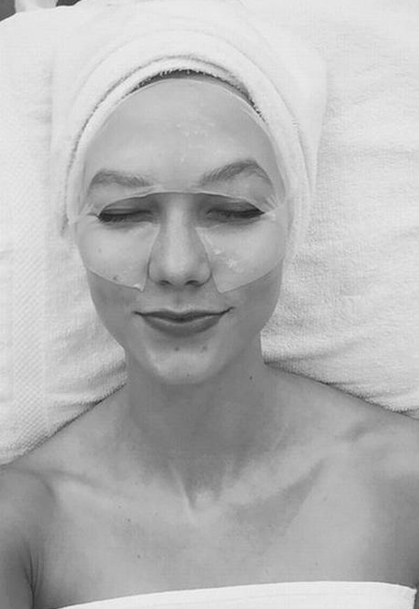 Karlie Kloss mostra a sua máscara de beleza facial
