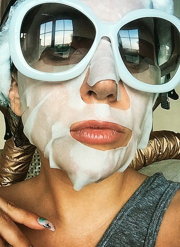 Lady Gaga exibe seu momento de beleza com máscara facial e óculos escuros