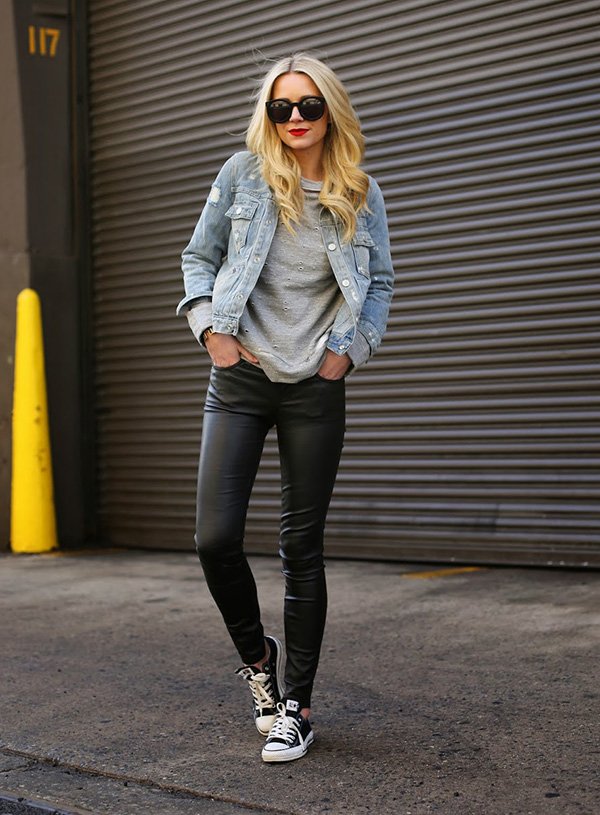 Blogueira usa calça resinada e jaqueta jeans