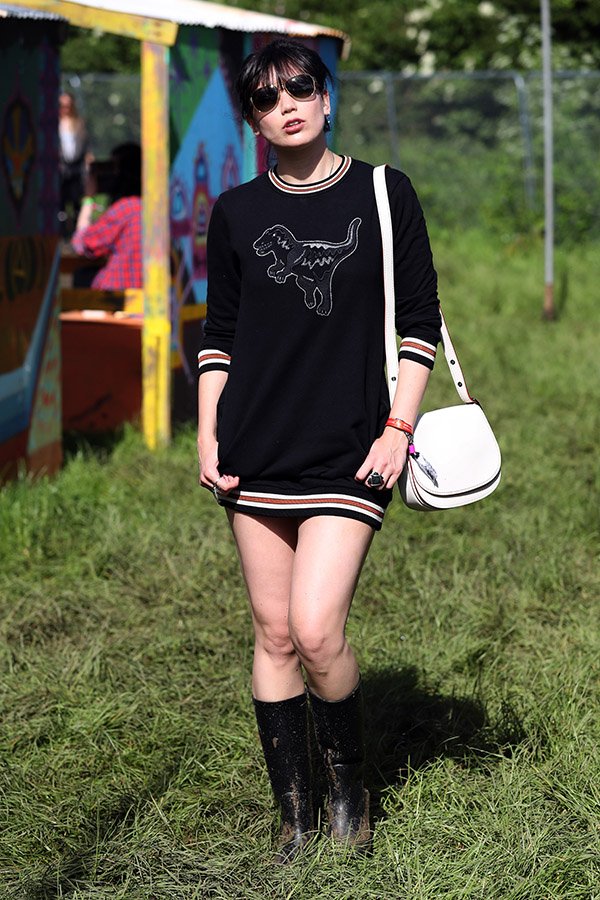 Daisy Lowe usa vestido-moletom no festival glastonbury