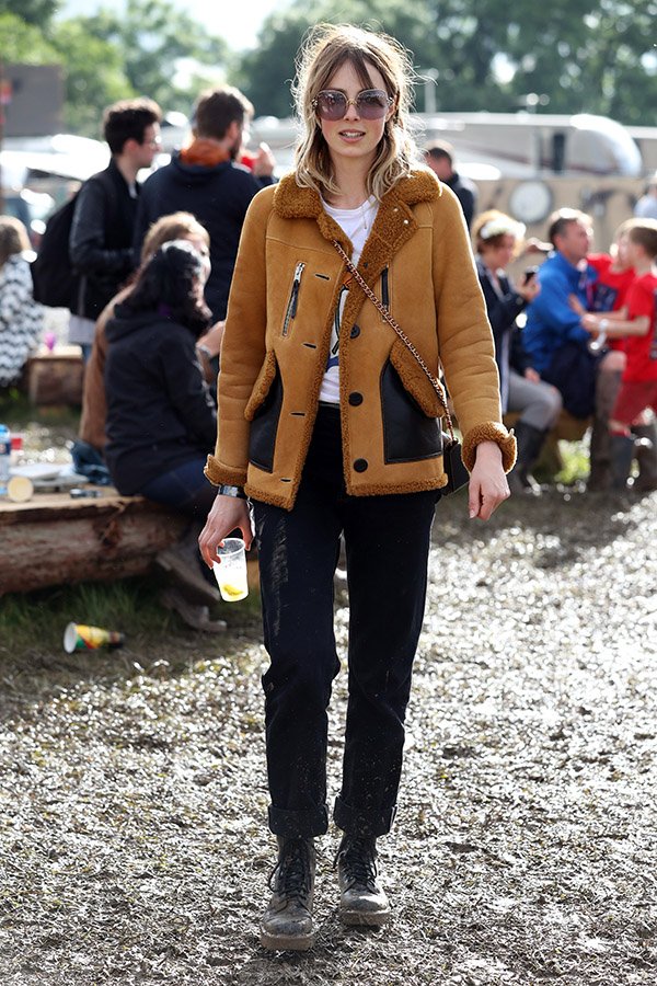 Eddie Campbell usa jaqueta de pelos e botas no festival glastonbury
