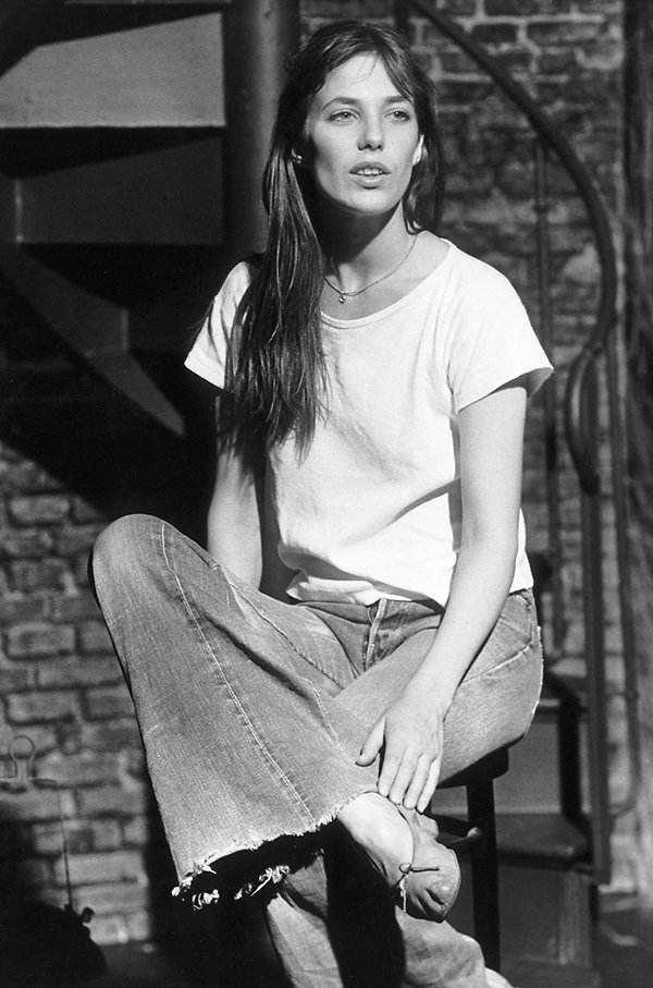 Jane Birkin usa t-shirt oversized branca, calça cropped flare e sapatilhas