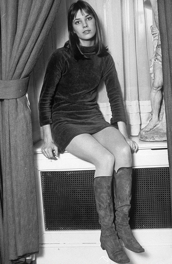 Jane Birkin usa vestido turtleneck e botas de cano alto