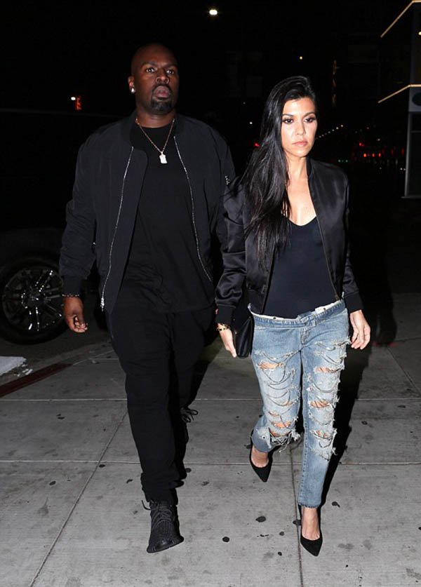 Kourtney Kardashian look bomber jacket e jeans destroyed