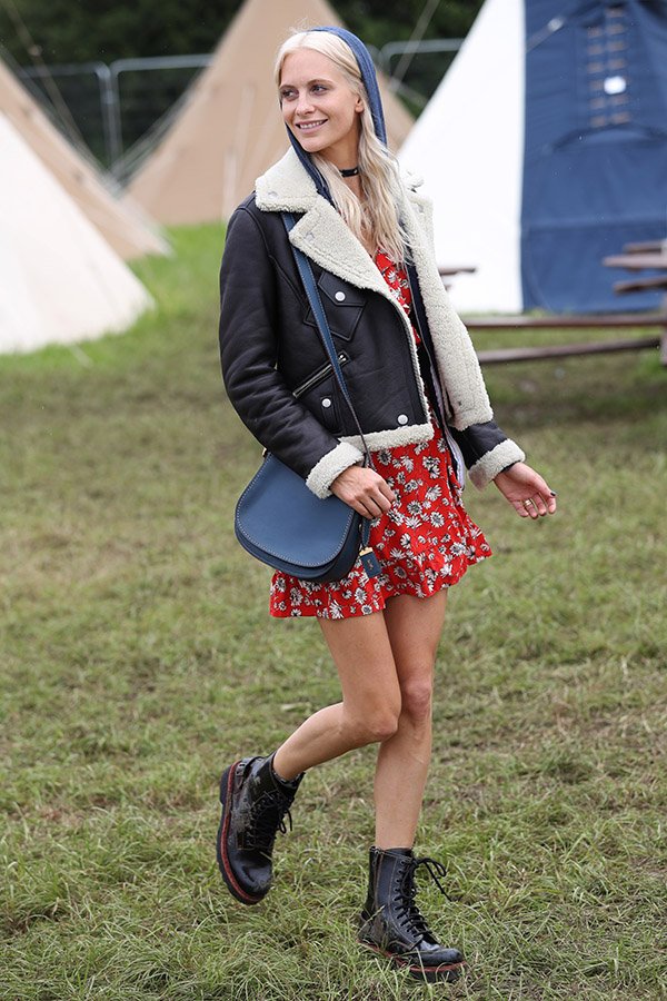 Poppy Delevingne usa vestido floral e conturnos no festival glastonbury